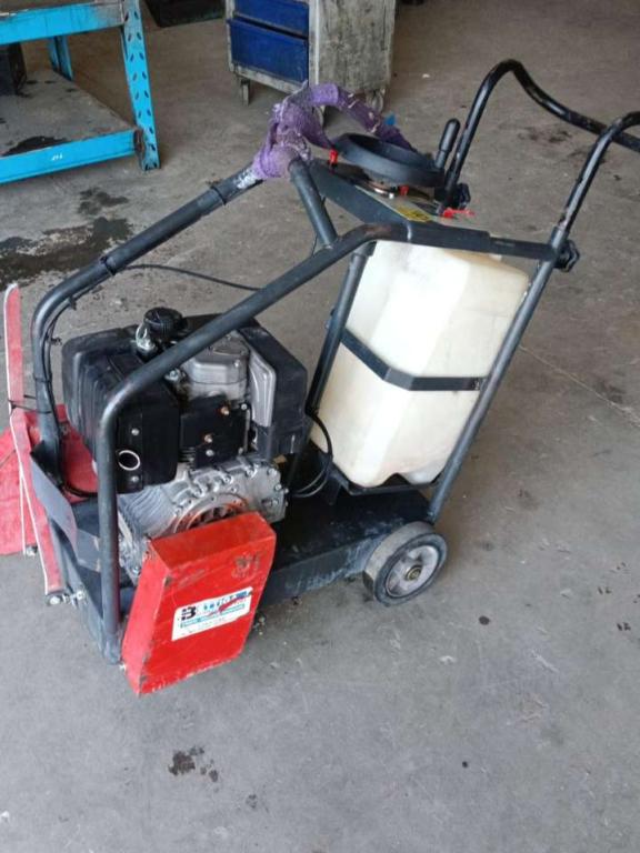 Asphalt cutter Photo 1