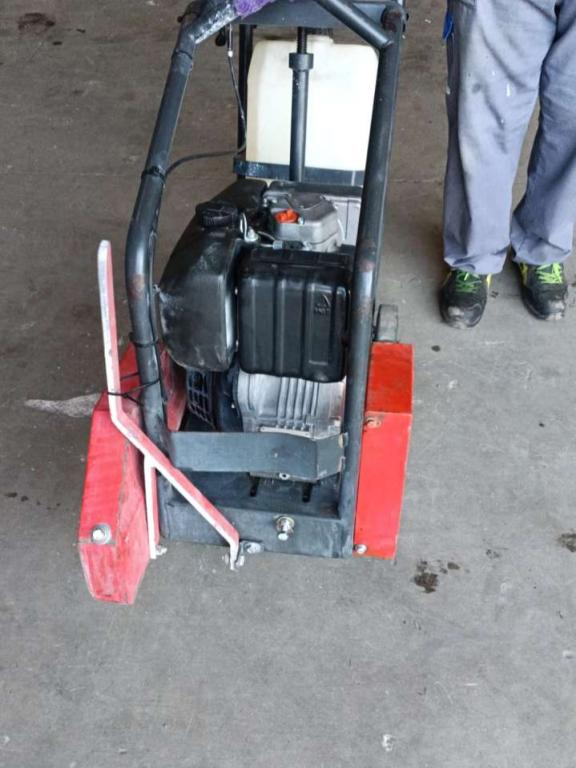 Asphalt cutter Photo 2