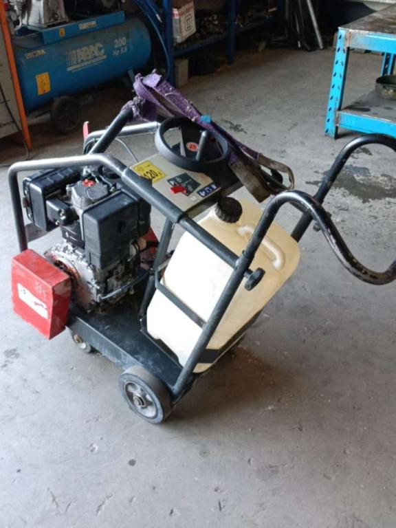 Asphalt cutter Photo 3