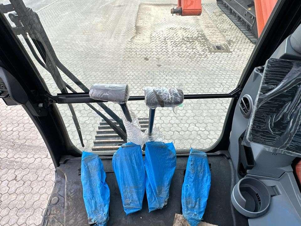Hitachi ZX300LCN-7 Photo 17