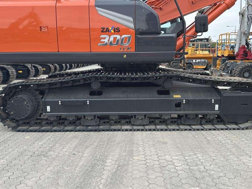 Hitachi ZX300LCN-7 Photo 3