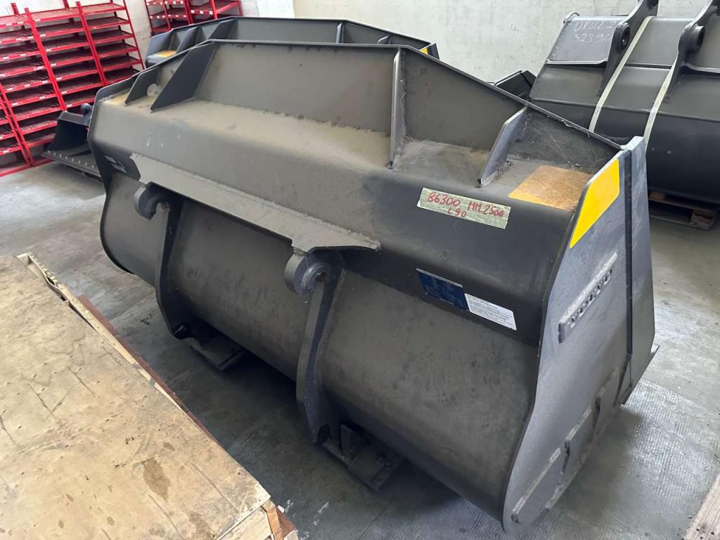 Volvo L90H Photo 2