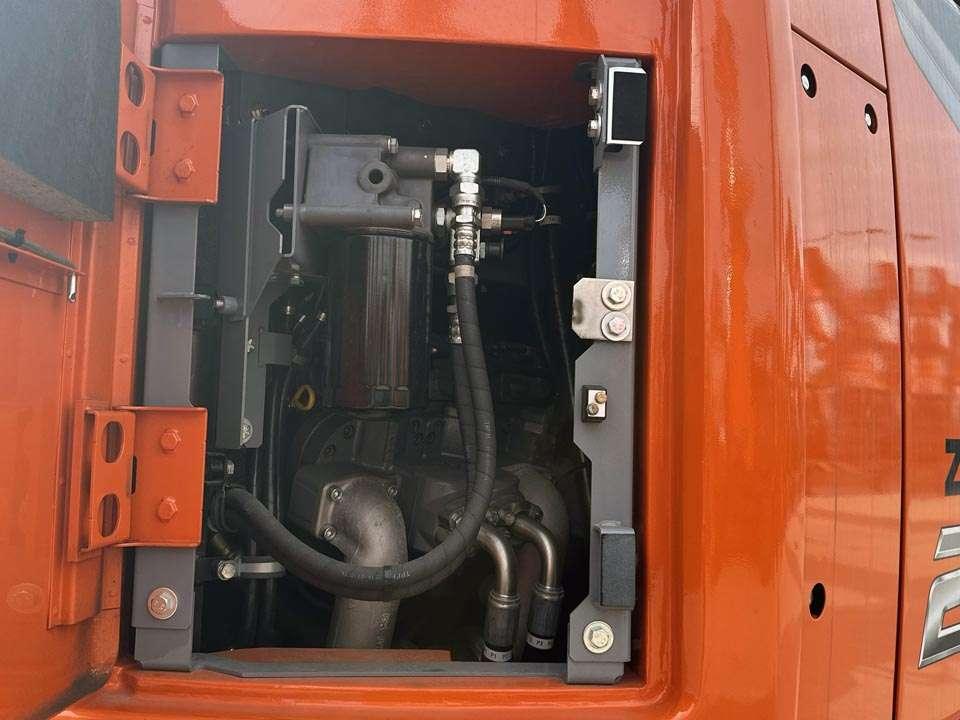 Hitachi ZX225USLC-7 Photo 11