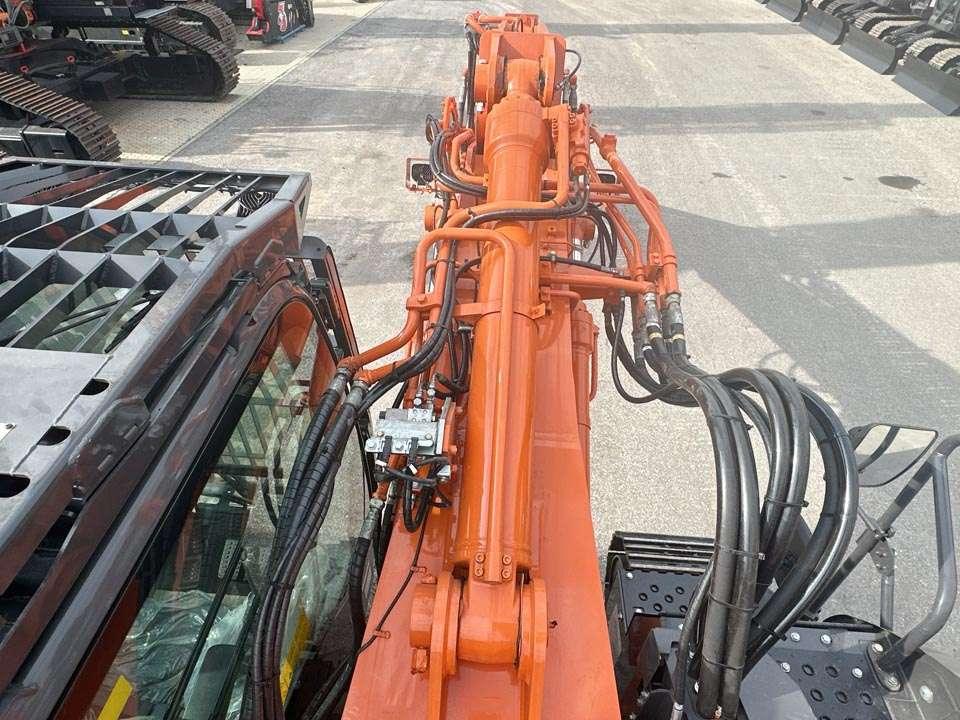 Hitachi ZX225USLC-7 Photo 13