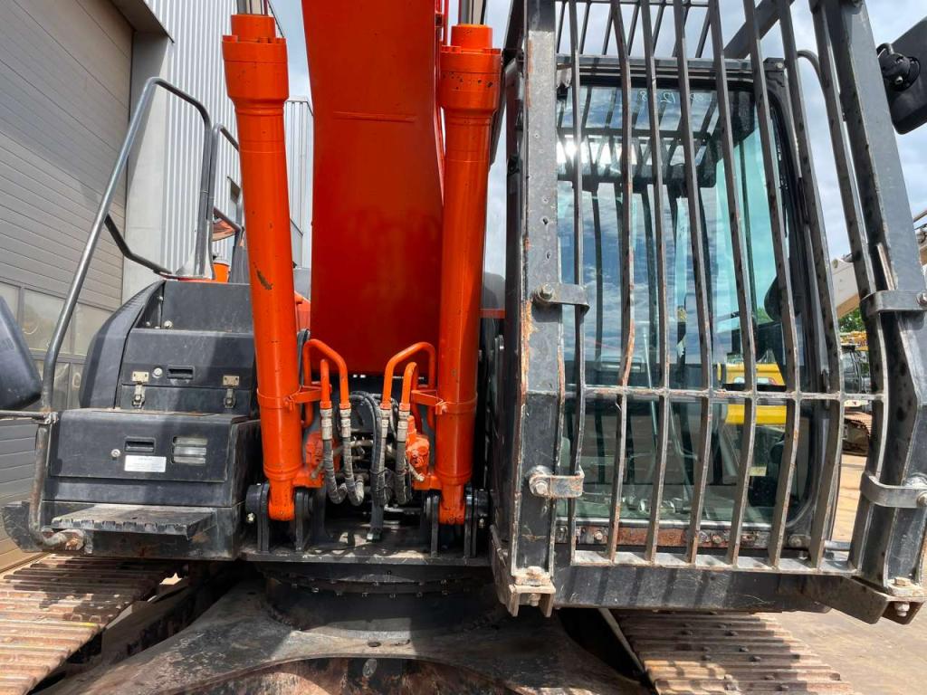 Hitachi ZX210LC-6 Photo 10