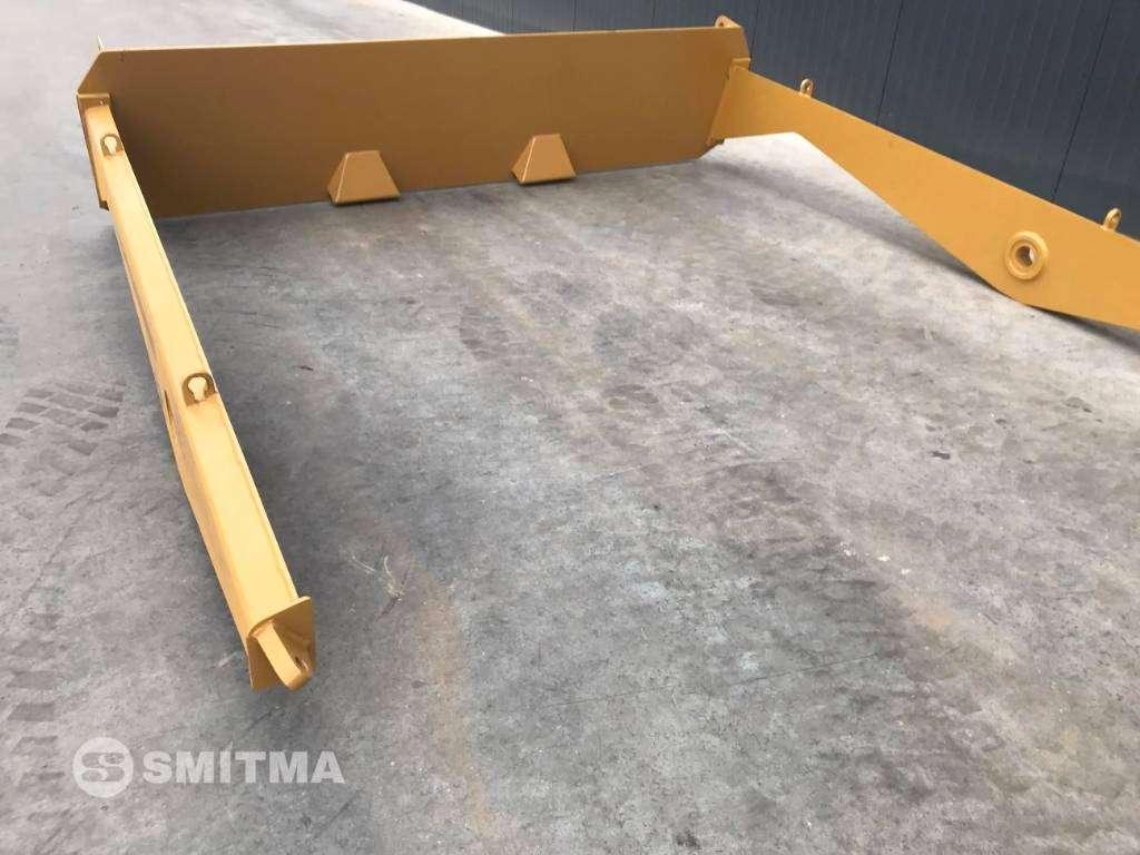 Rear hatch for Caterpillar 725 - AFX Photo 7
