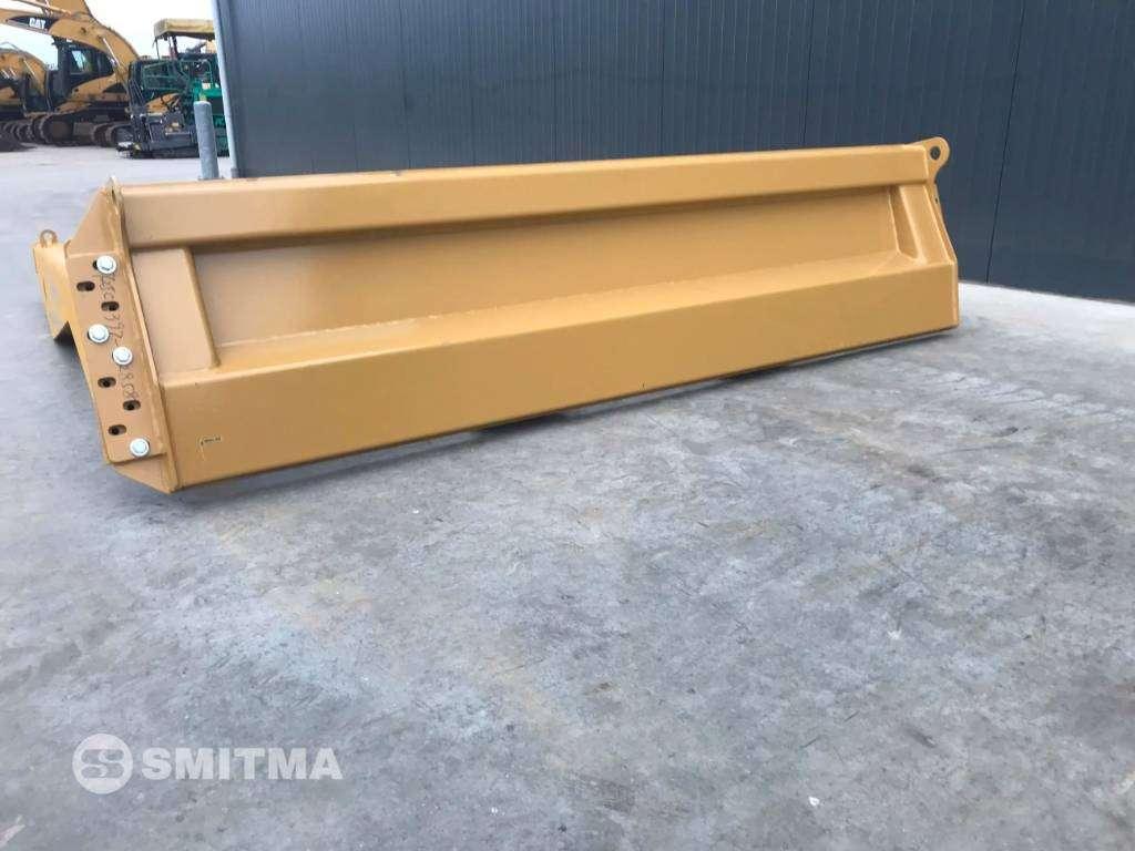 Rear hatch for Caterpillar 725 - AFX Photo 9