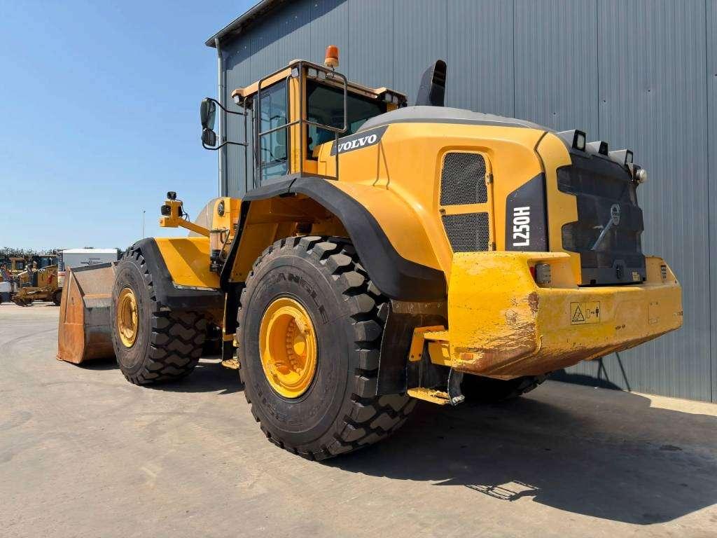 Volvo L250H Photo 2