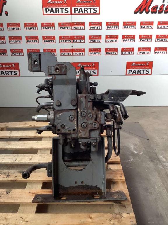 Hydraulic distributor for Hitachi ZX160LC Photo 2
