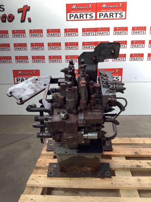 Hydraulic distributor for Hitachi ZX160LC Photo 4