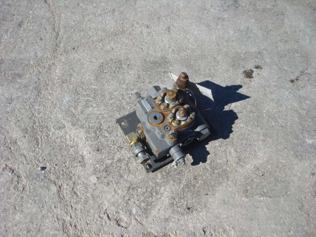 Hydraulic distributor for PALA GOMMATA ZW310 Photo 1