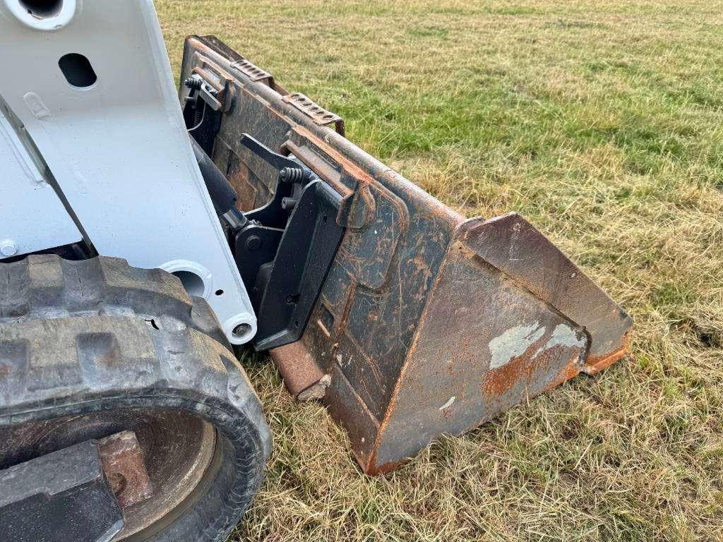 Bobcat T590 - Track Loader / Closed Cab Photo 17