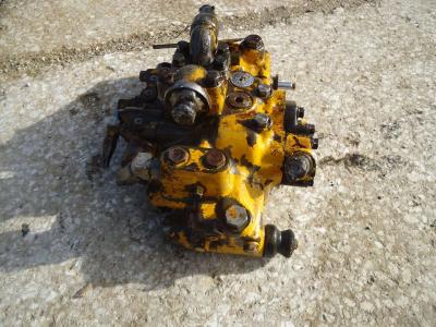 Hydraulic distributor for Caterpillar 920 sold by OLM 90 Srl