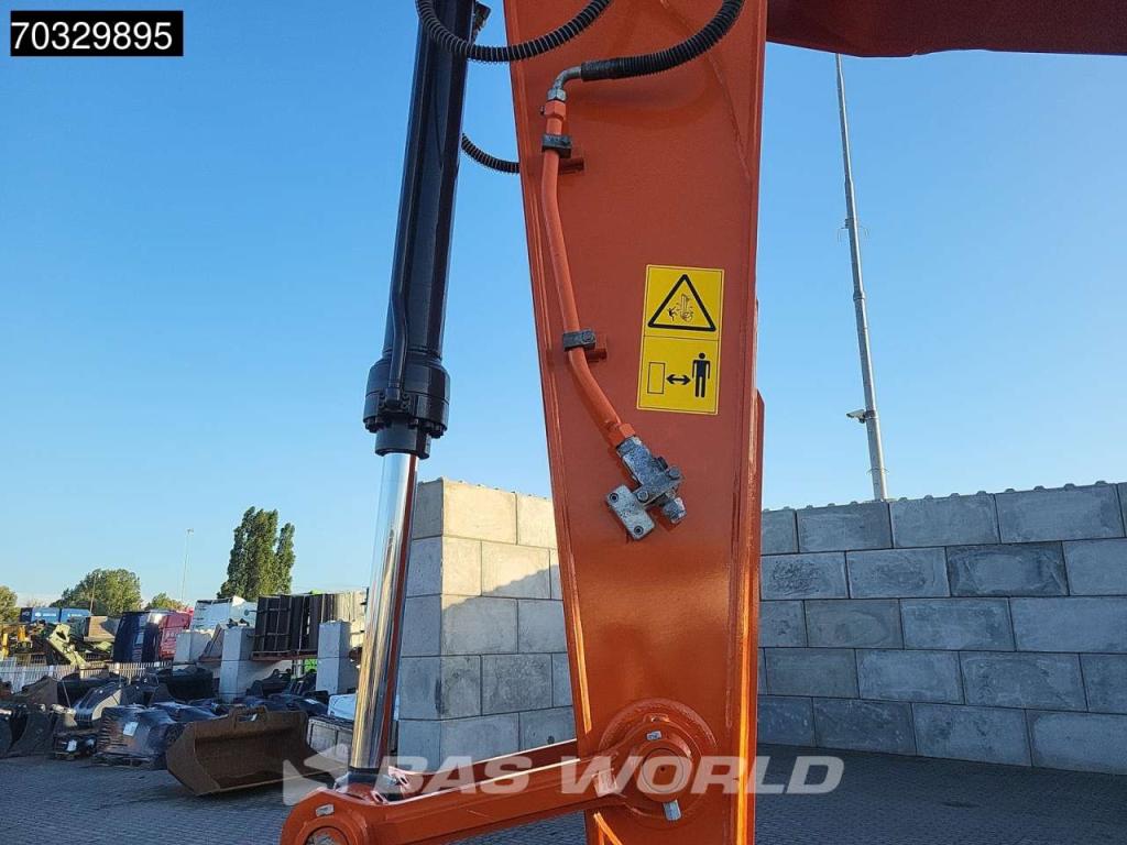 Hitachi ZX220 LC-5G Photo 12