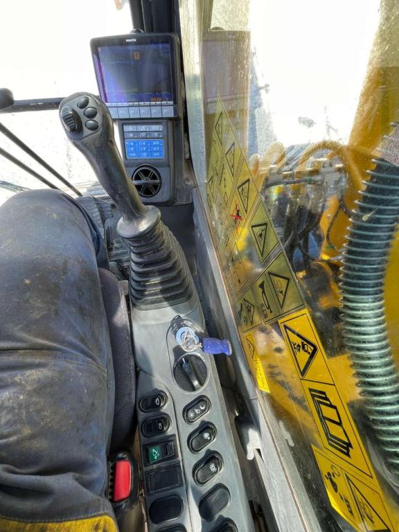 Komatsu HB215LC-2 Photo 10