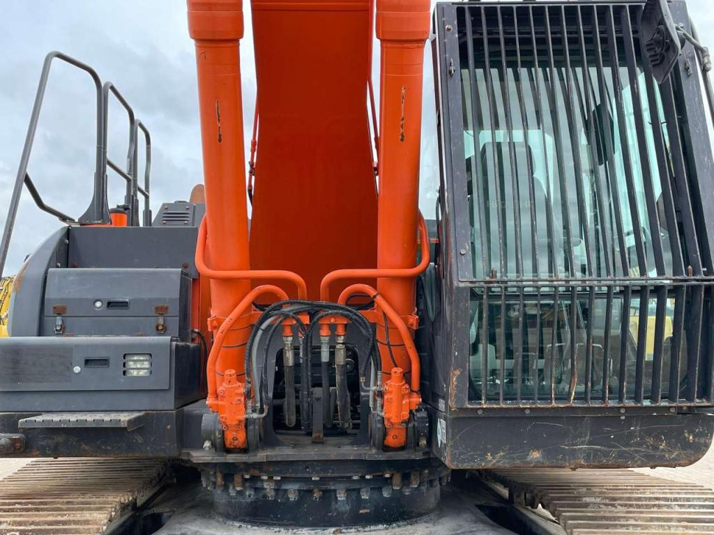 Hitachi ZX300LC-6 Photo 20