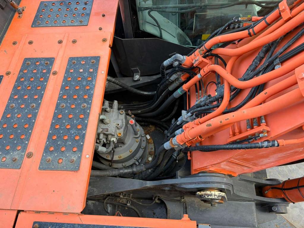 Hitachi ZX300LC-6 Photo 30