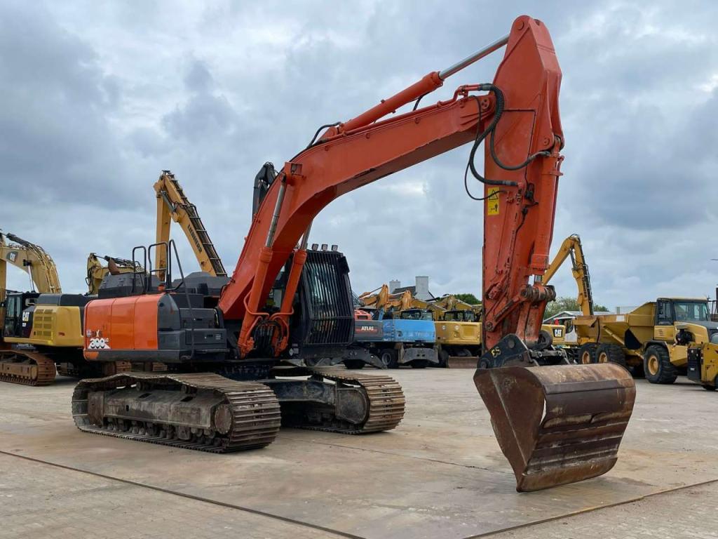 Hitachi ZX300LC-6 Photo 8