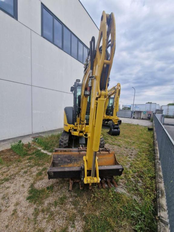 Komatsu PC30MR-5 Photo 4