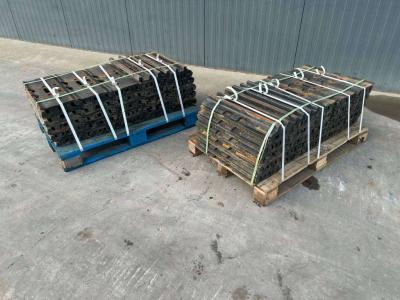 Caterpillar 349 / 349E / 352F / 352 shoes sold by Smitma B.V.