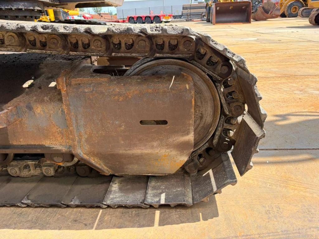 Hitachi ZX210LC-5B Photo 16