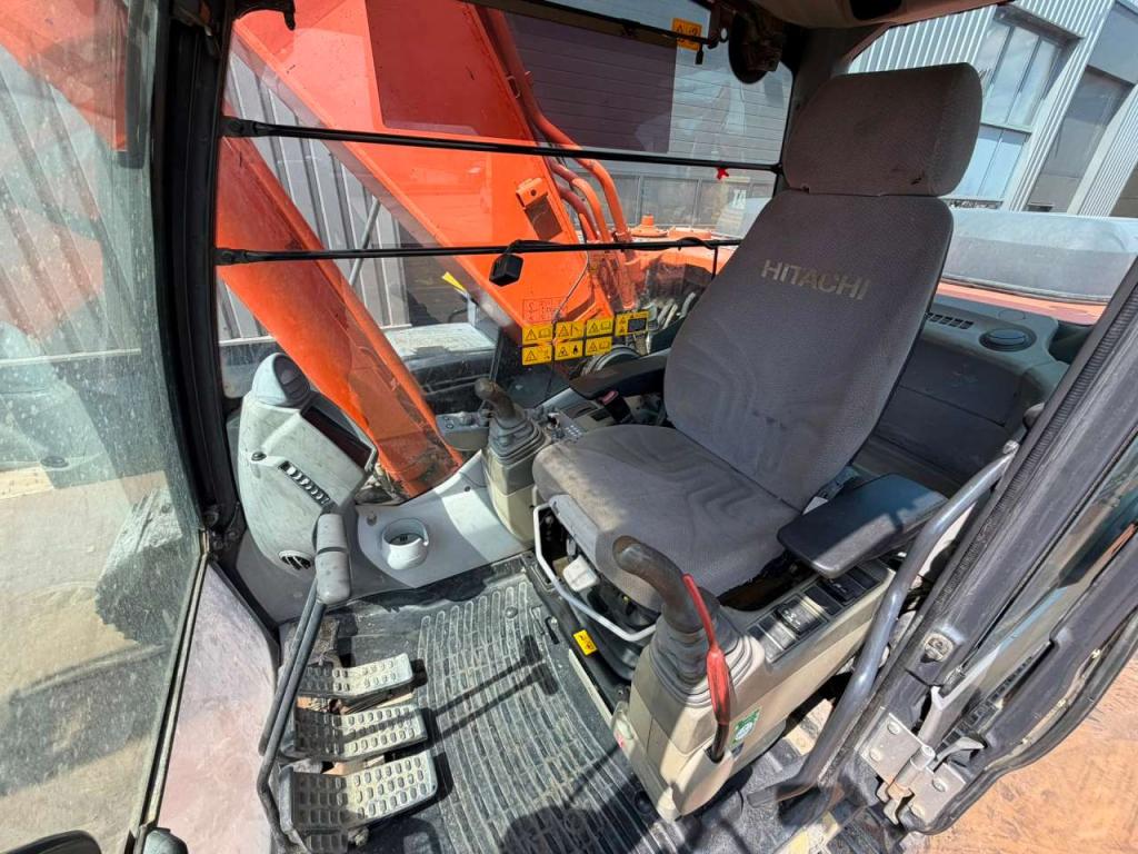 Hitachi ZX210LC-5B Photo 21