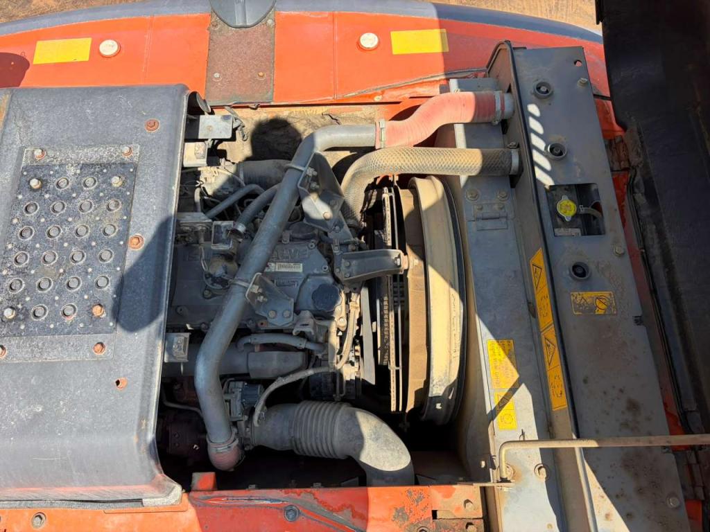 Hitachi ZX210LC-5B Photo 27