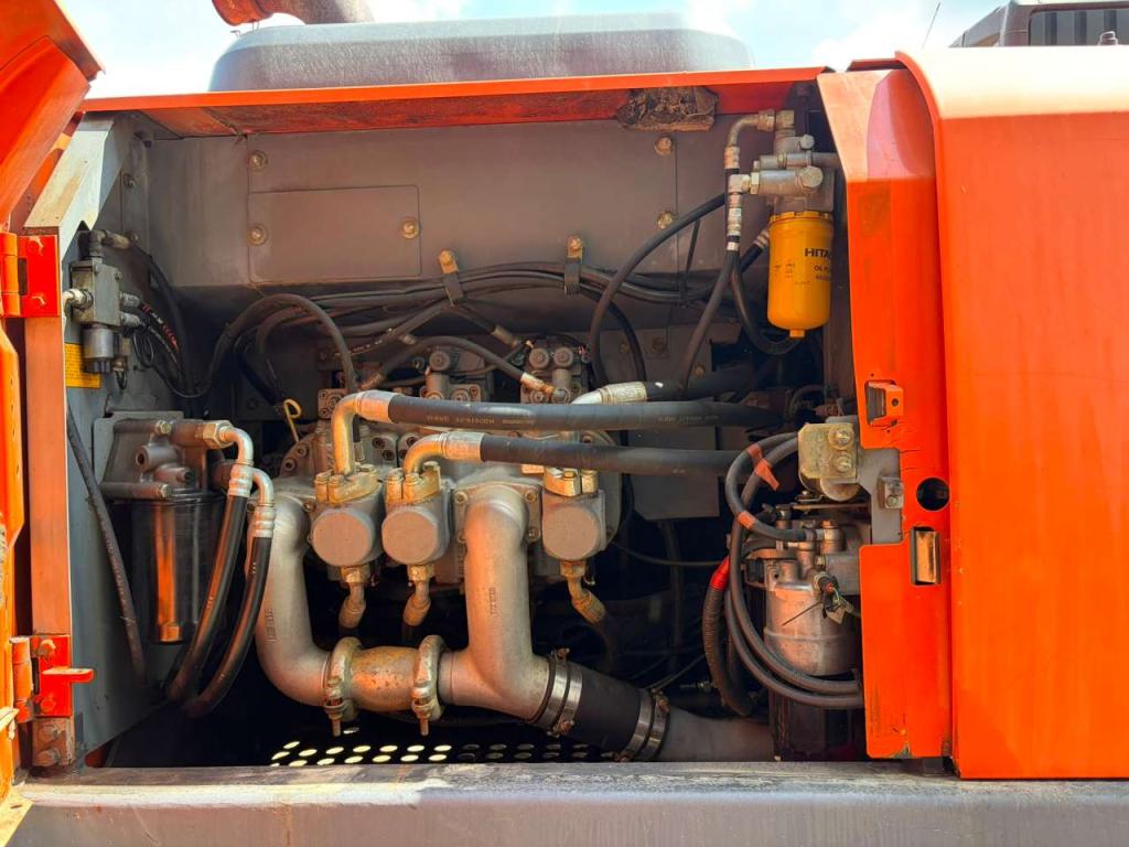 Hitachi ZX210LC-5B Photo 28