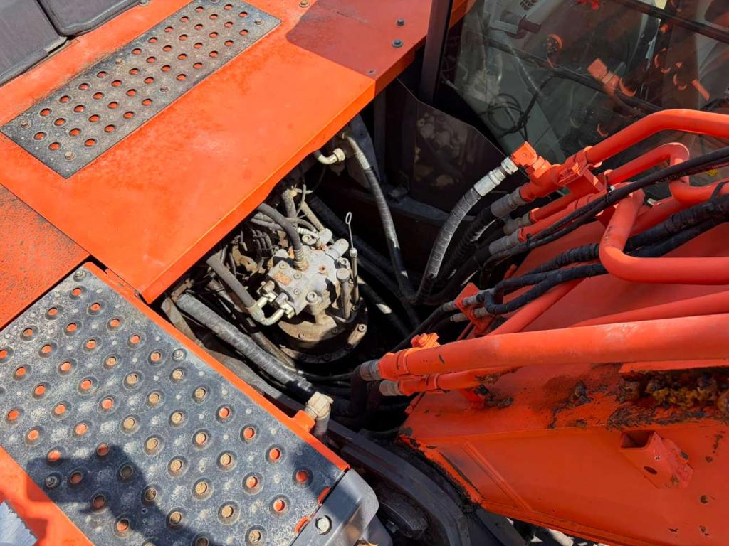 Hitachi ZX210LC-5B Photo 30