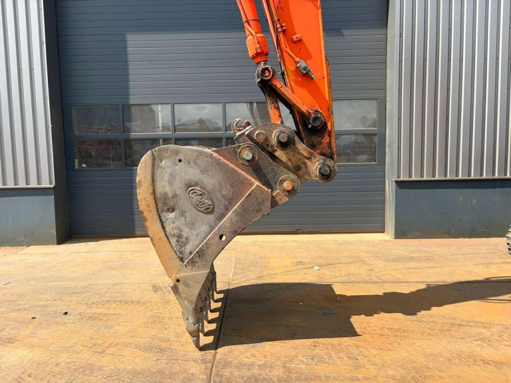 Hitachi ZX210LC-5B Photo 9