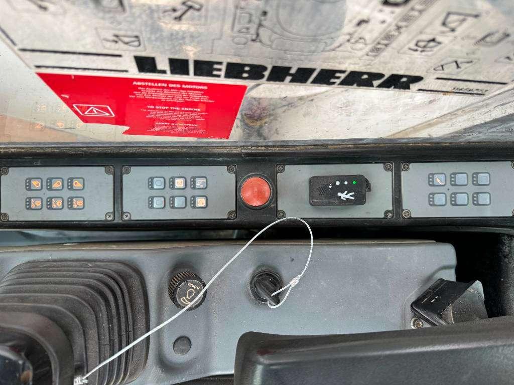 Liebherr R946LC - Hammer Lines / Quick Coupler Photo 11