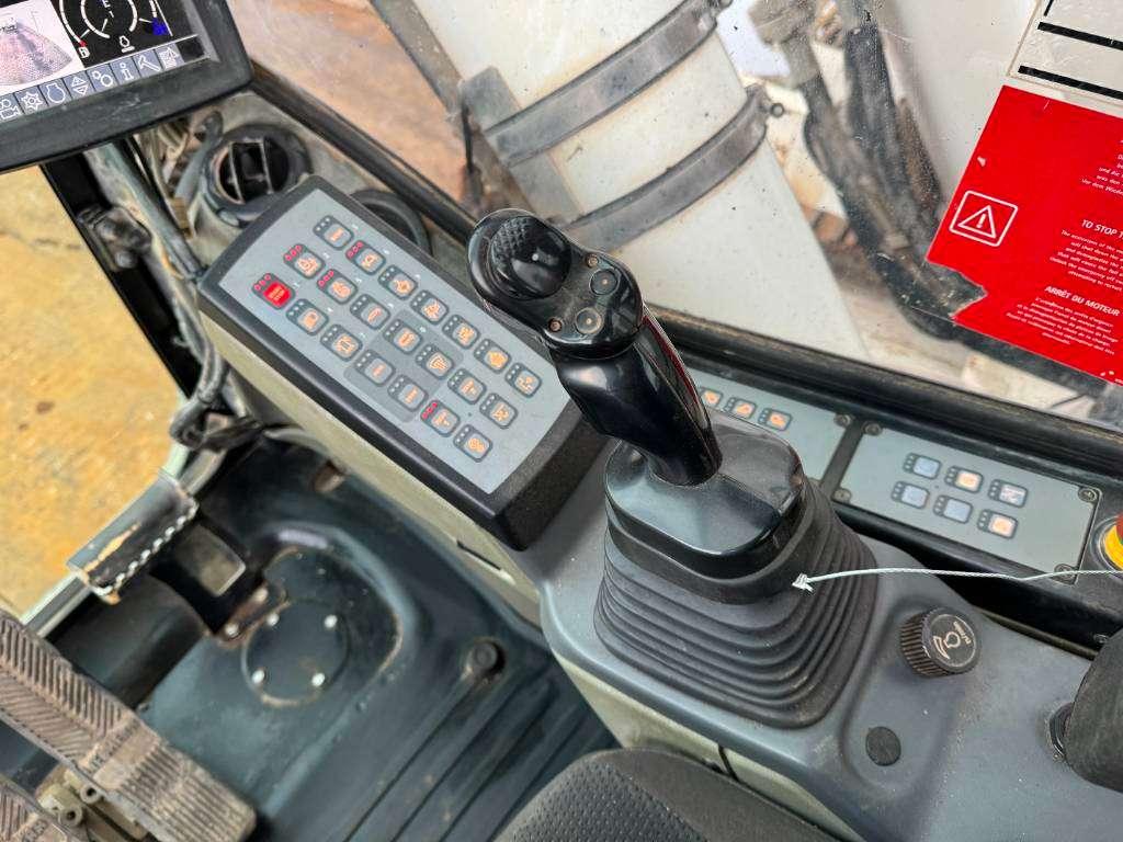 Liebherr R946LC - Hammer Lines / Quick Coupler Photo 19