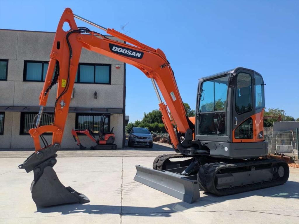 Doosan DX60R Photo 1