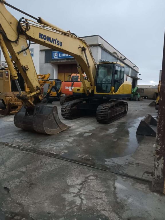 Komatsu PC230 Photo 1