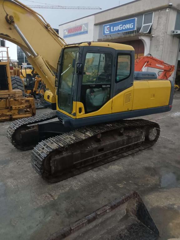 Komatsu PC230 Photo 2