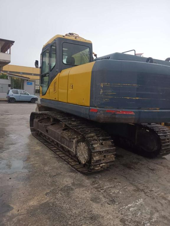 Komatsu PC230 Photo 3