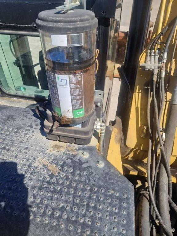 Caterpillar 374FL Photo 15