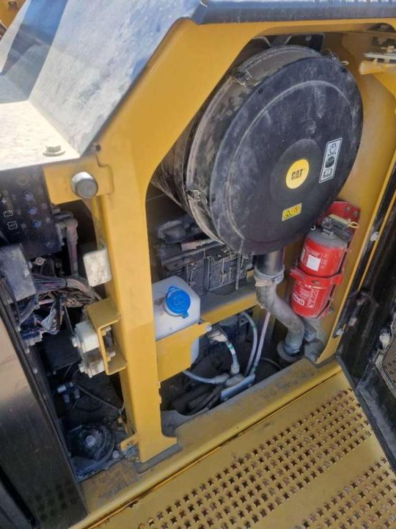 Caterpillar 374FL Photo 24