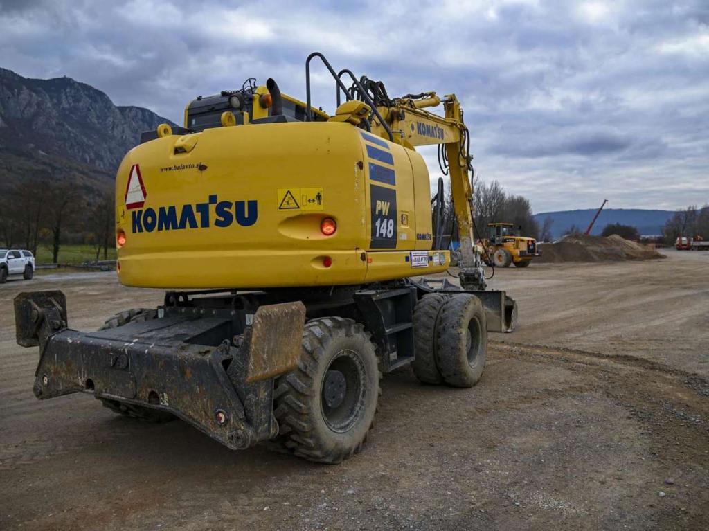 Komatsu PW148-10 Photo 4