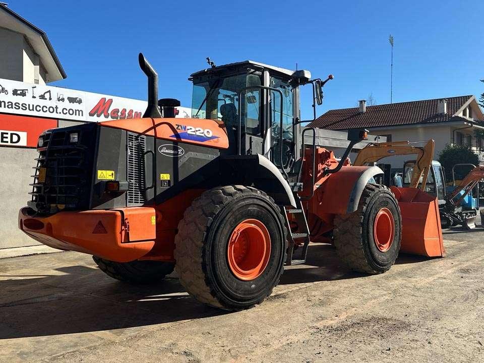 Hitachi ZW220 Photo 22