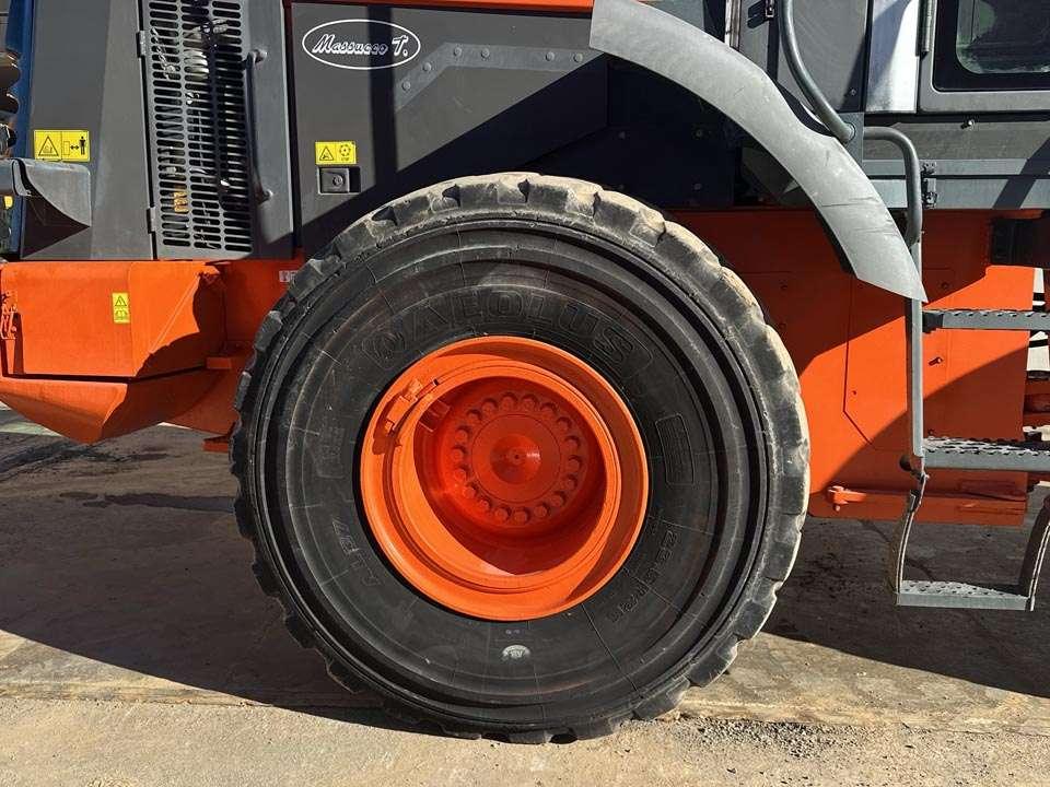 Hitachi ZW220 Photo 4