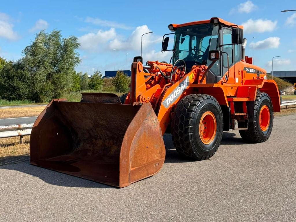 Doosan DL250-3 Photo 2