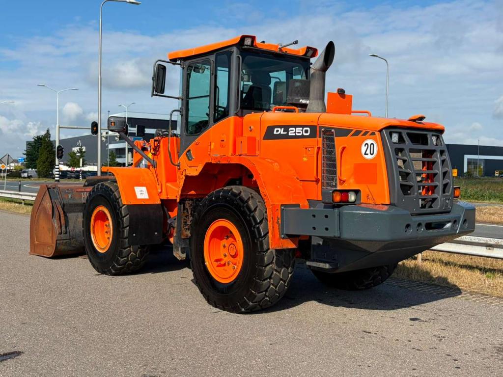 Doosan DL250-3 Photo 3