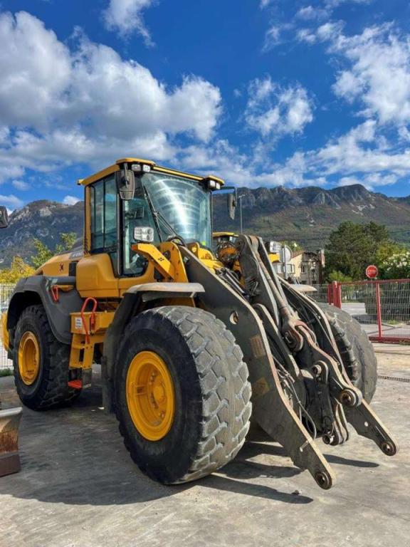 Volvo L120H Photo 2