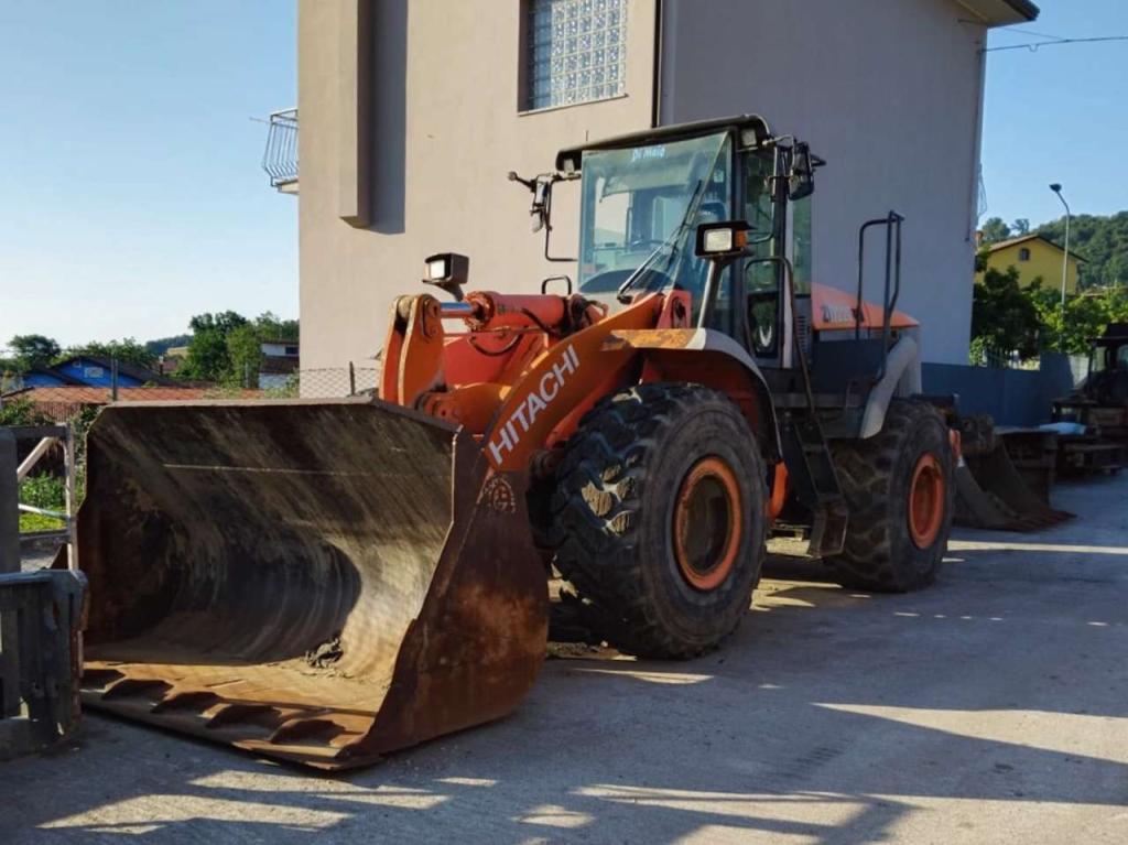 Hitachi ZW220 Photo 1