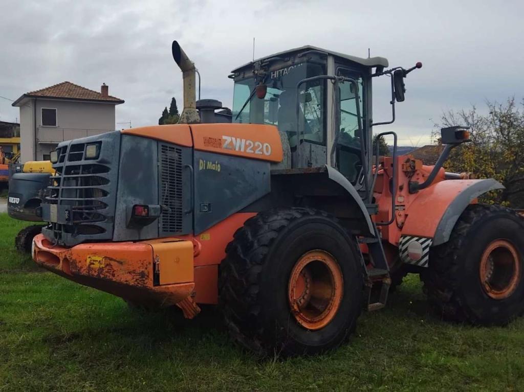 Hitachi ZX220 Photo 5