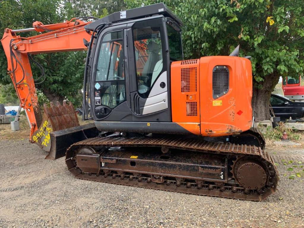 Hitachi ZX135 US-5B Photo 3