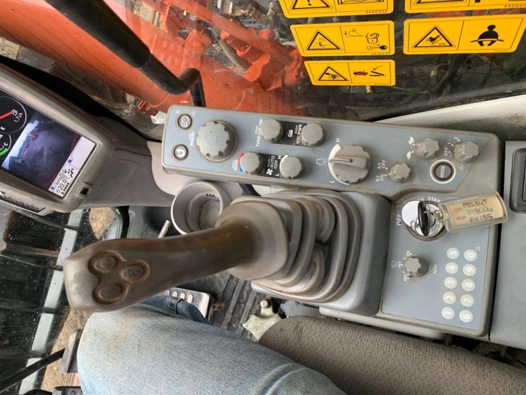 Hitachi ZX135 US-5B Photo 7