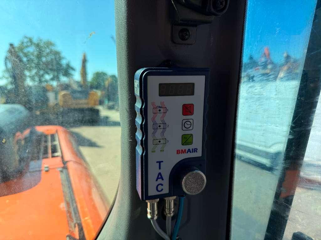 Hitachi ZX210-5B - Hammer Lines / Automatic Greasing Photo 15