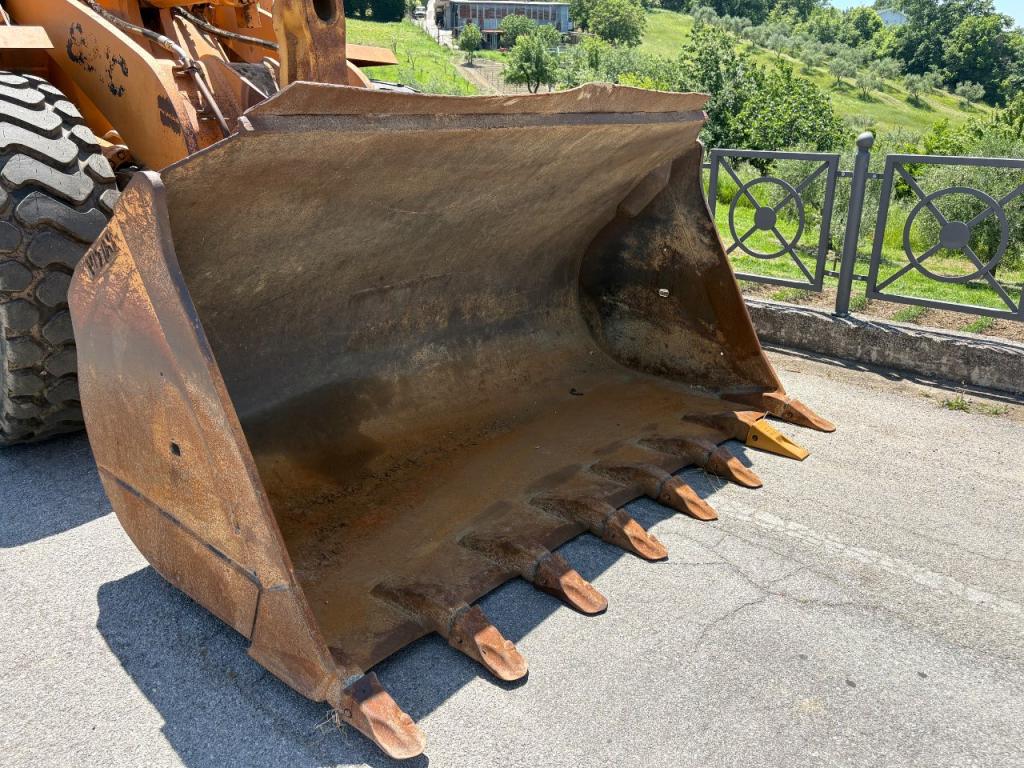 Case 821C Photo 5